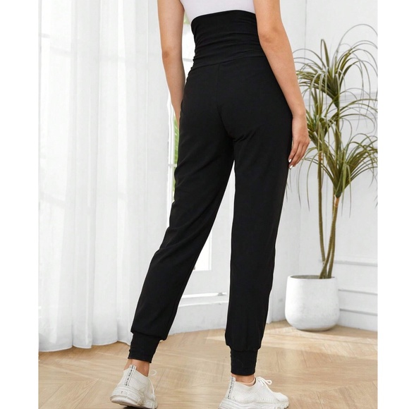 Maternity Minimalist Pockets Joggers - Picture 8 of 8